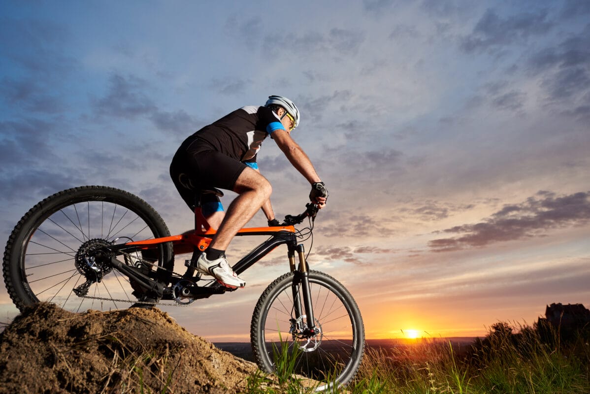 mountainbike Fahrer im Gelände